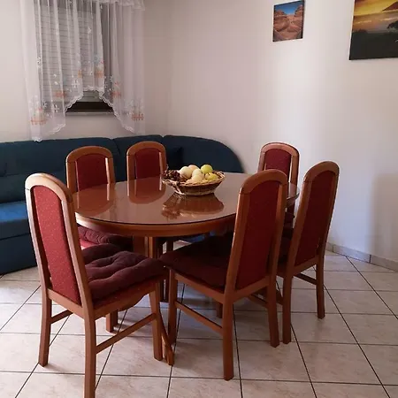 Lipovac Apartment *
